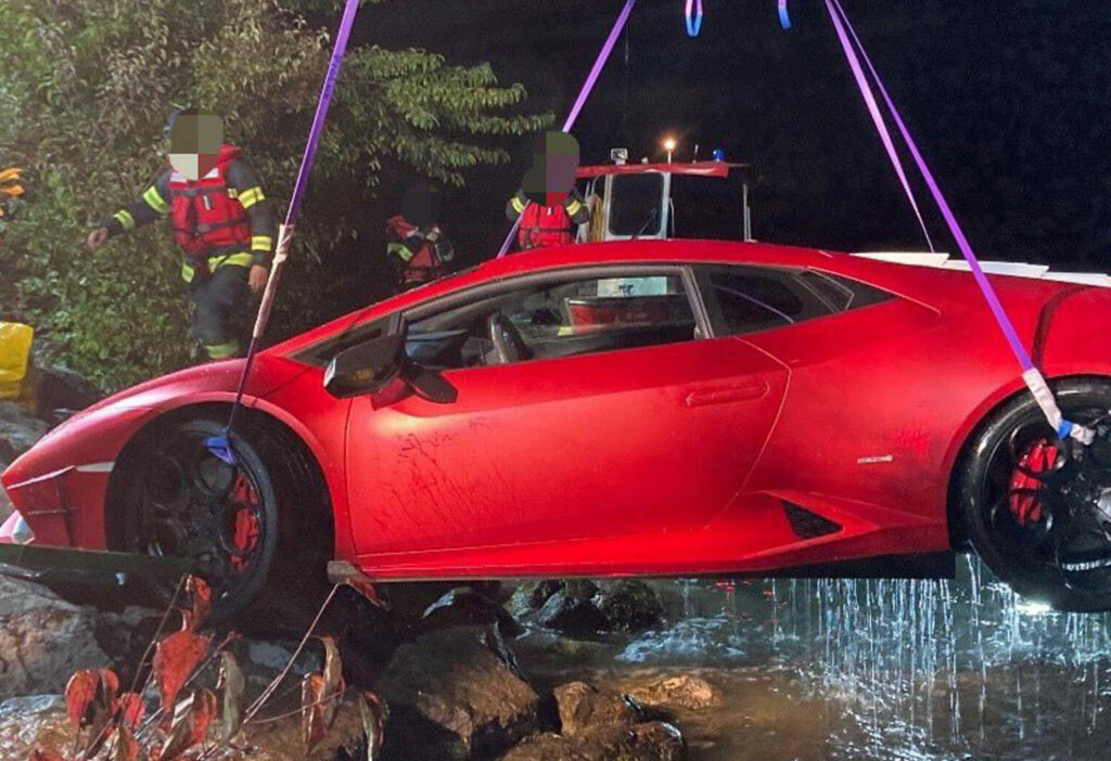 Supir Salah Injak Pedal Gas Saat Parkir, Lamborghini Ini Nyebur ke Danau