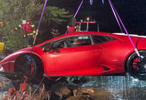 Supir Salah Injak Pedal Gas Saat Parkir, Lamborghini Ini Nyebur ke Danau