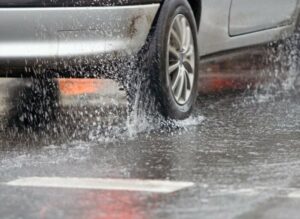 Awas Hujan Saat Mengemudi Balik Lebaran: Waspadai Aquaplaning, Mobil Bisa Terpelanting