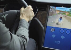 Tesla Revisi Fitur Video Game di Mobil, Picu Rawan Kecelakaan