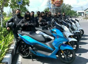 Swapping Baterai, Bikin Berkendara Motor Listrik Senyaman Motor Biasa