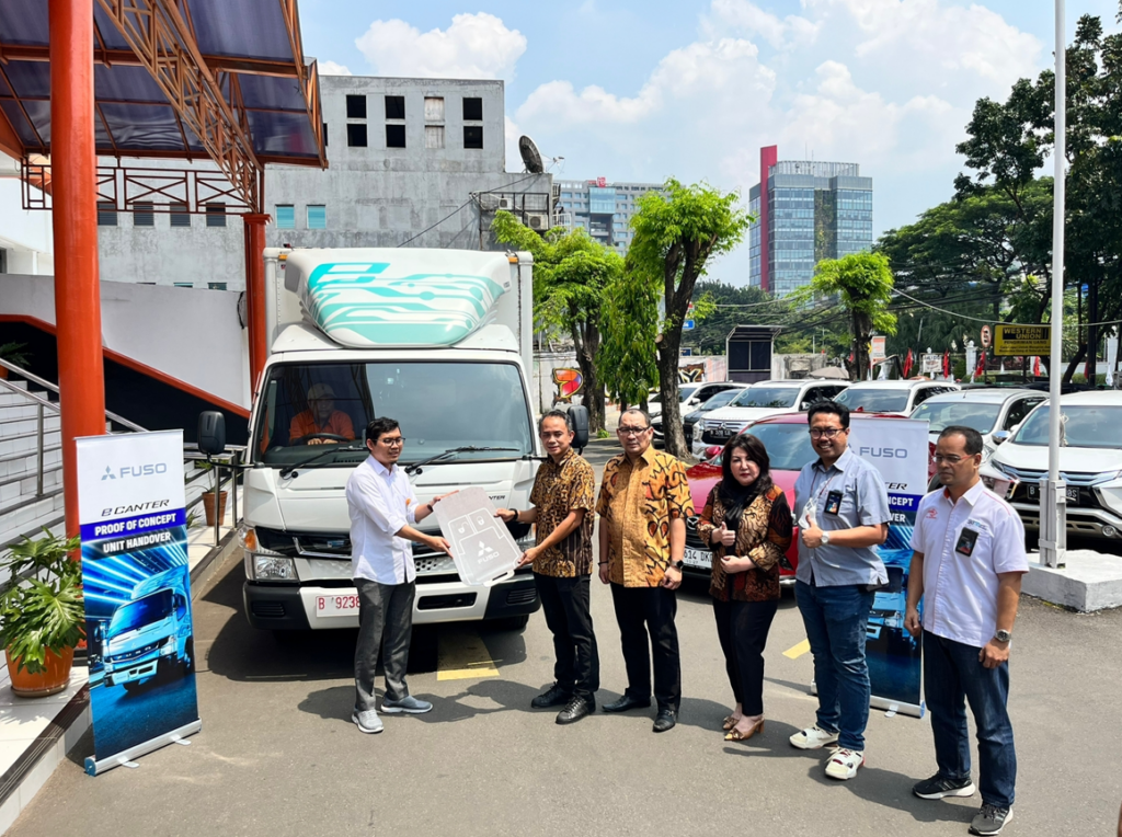 Tes Keunggulan, Truk Listrik eCanter Dipakai Nestle dan PT Pos Indonesia