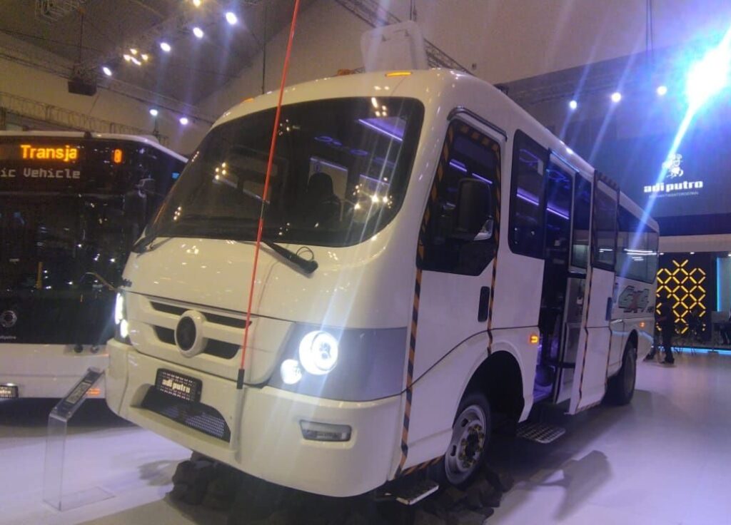 Luncurkan Bus Roamer 4×4 Adiputro Tak Pakai Kendaraan Jepang, Ini Alasannya