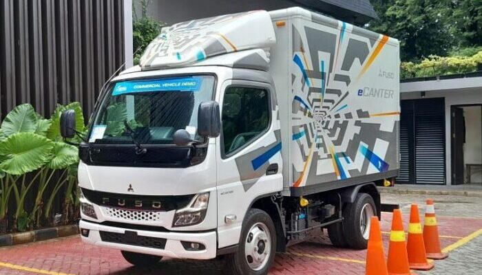 Buktikan Keunggulan, di Jepang Truk Fuso eCanter Kembali Diuji dengan Sistem Tukar Baterai