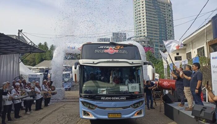 PT EMLI Berangkatkan Ratusan Mekanik dan Keluarga Mudik Gratis, Pakai Bus Premium