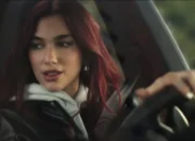 Dua Lipa Tulis Skenario Sekaligus Co-director Film Iklan Porsche Macan Listrik