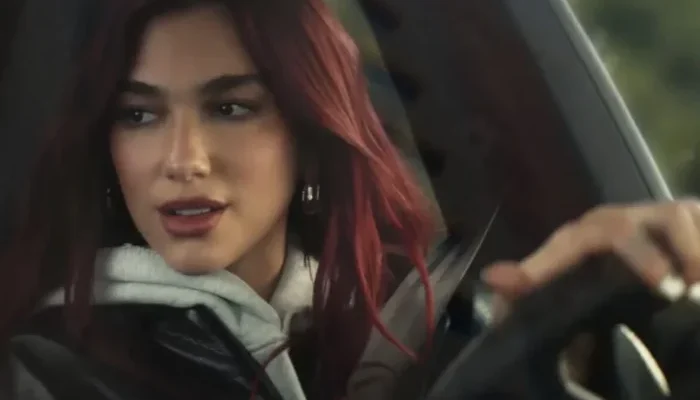 Dua Lipa Tulis Skenario Sekaligus Co-director Film Iklan Porsche Macan Listrik