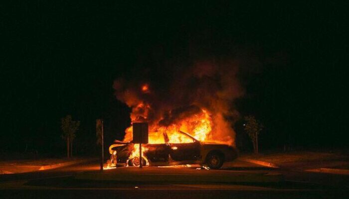 Sebuah Mobil Tesla di Prancis Tiba-tiba Tabrak Rambu dan Terbakar, 4 Orang Tewas