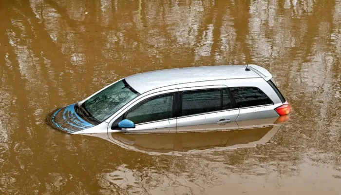 Teliti Sebelum Membeli, Ini Ciri-ciri Mobil yang Pernah Terendam Banjir